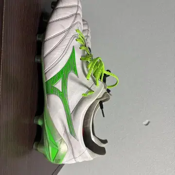 미즈노 모렐리아 화이트/그린 스파이크 슈즈