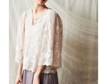 cardo fabrica 양류 쉬폰 총 자수 와이드 슬리브 블라우스