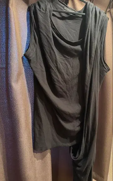 JULIUS 슬리브리스 셔츠