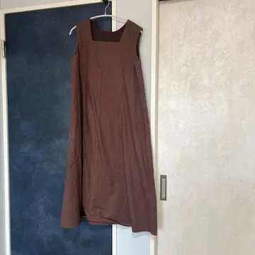 브라운 슬리브리스 2웨이 텐트라인 원피스.