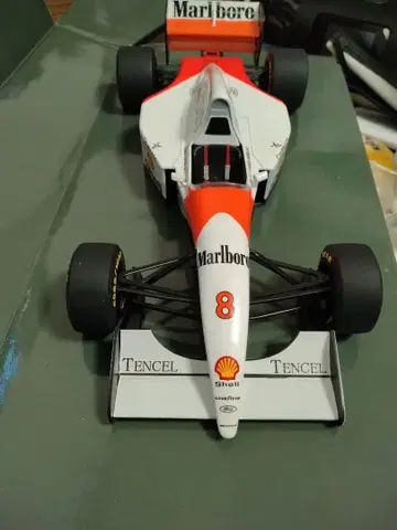맥라렌 MP4/8 1/18 스케일 모델 말보로 사양