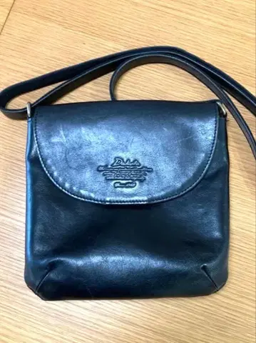 Dakota 블랙 가죽 숄더백