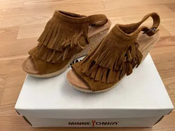 MINNETONKA 프린지 스웨이드 샌들