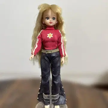 리카짱 인형 본체 빨간색 탑 블랙 바지