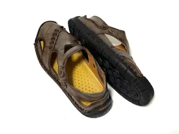 브라운 가죽 샌들