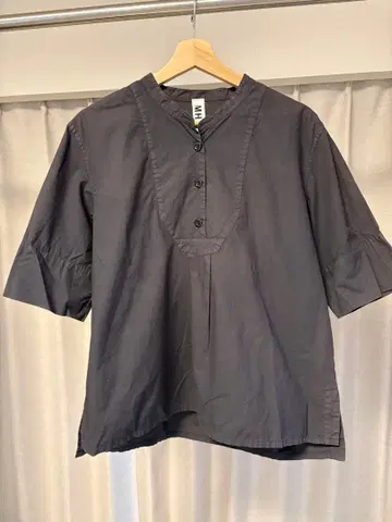 MHL. 차콜 그레이 반팔 블라우스