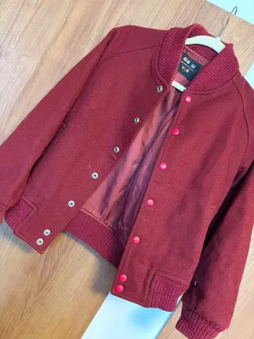 VAN 빨간색 버튼 부착 바시티 자켓