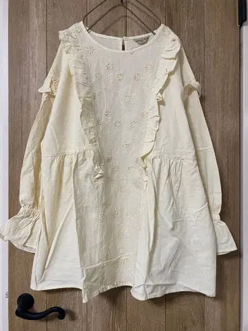 새상품 사만사 모스모스 3D 자수 프릴 튜닉 아이보리