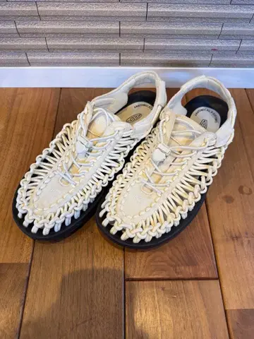 새상품급 KEEN 킨 UNEEK 유니크 샌들 27cm 화이트