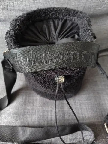 lululemon 보아 숄더백 블랙
