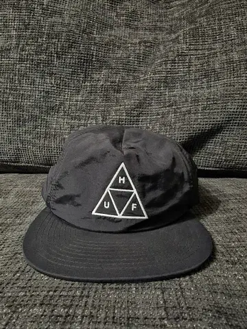 HUF 블랙 삼각형 로고 나일론 캡
