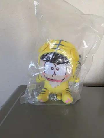 오소마츠 6쌍둥이 봉제 인형 옐로우 컬러 약 20cm 미개봉