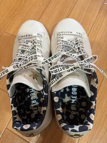 마리메꼬 콜라보 베이지 스니커즈