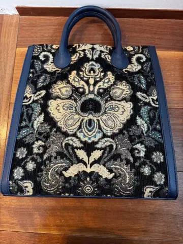 꽃무늬 자수 네이비 토트백