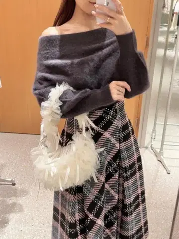 SNIDEL/폭스 알파카 오프숄더 풀오버 완판템