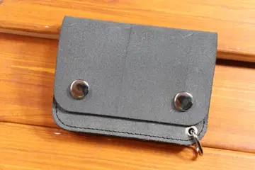 트래커 지갑 블랙 가죽 바닥 블랙 실 도치기 가죽 사용