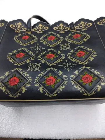 (3) 액시즈 팜므 자수 토트백 블랙 x 레드