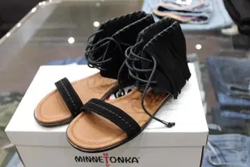 새상품 미사용 MINNETONKA 미네통카 프린지 샌들 블랙