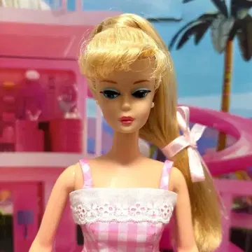 바비 인형 옷 갈아입히고 있어요