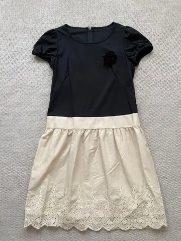 새상품 눅 플라워 코사지 부착 원피스