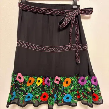 캣콜 자수 꽃 블랙 플레어 스커트