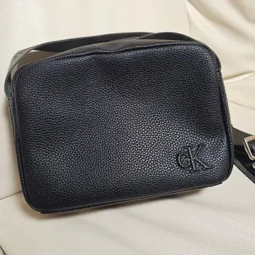 극미품 캘빈클라인 블랙 가죽 숄더백