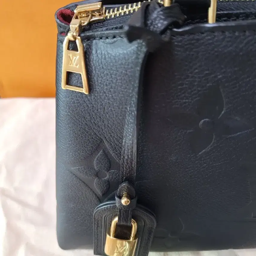 루이비통 쁘띠뜨 팔레 앙프렝뜨 MM 블랙 사진 4