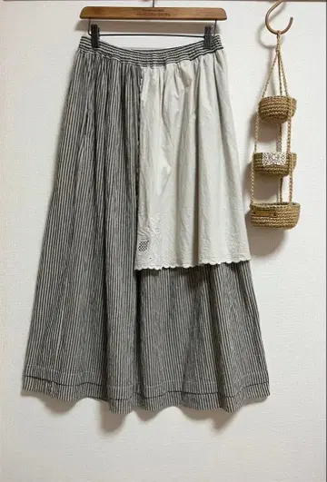 사만사 모스모스 자수 크로스 부착 스커트 블랙