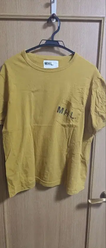 MHL. 머스타드 포켓 T 셔츠 반팔