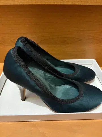바네사브루노 다크 그린 새틴 하이힐 펌프스 37