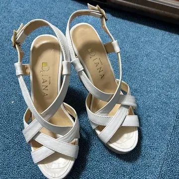D.IANA 크로스 스트랩 샌들 화이트