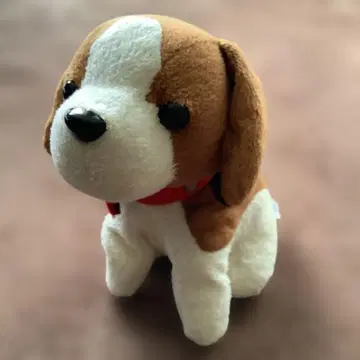 브라운과 화이트 강아지 봉제 인형