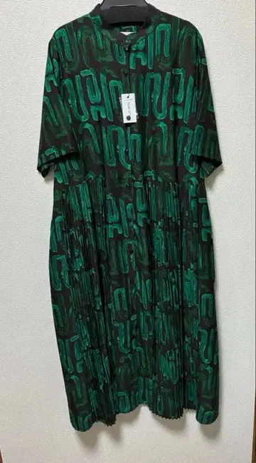 [earPAPILLONN] 그린과 블랙의 추상적인 패턴 반팔 셔츠 원피스