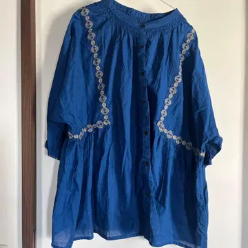 사만사 모스모스 새상품급 자수 장식 파랑 코튼 반팔 셔츠