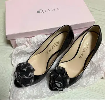 D.IANA 블랙 하이힐 플라워 장식