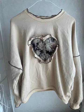 kutir 베이지 하트 고양이 자수 맨투맨