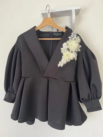 smile orchid 꽃 모티브 V넥 벌룬 소매 상의 S