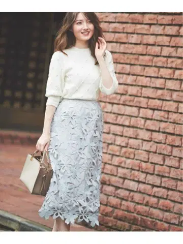 라이트 그레이 꽃무늬 컷 아웃 타이트 스커트