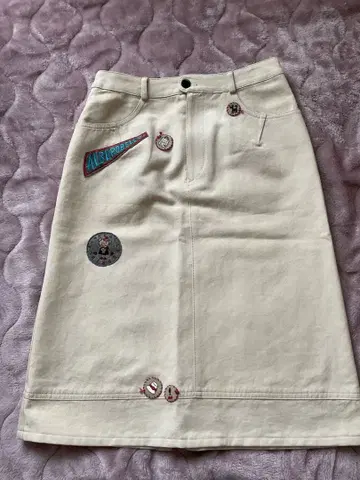 알베로베로 자수 패치 크림색 타이트 스커트