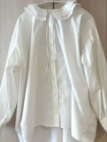 안미누 프릴 칼라 오버 블라우스