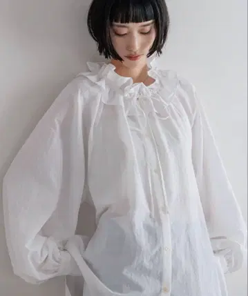 [미사용 새상품 택 포함] LOWRYS FARM 스탠드 프릴 블라우스