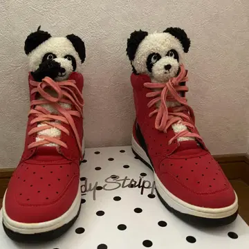 candystripper 팬더 봉제 인형 포함 레드 스니커즈