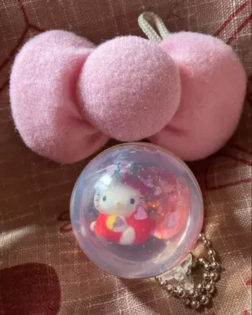 헬로키티 키티 리본과 공 모양 볼체인