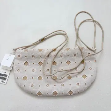 [ 새상품 ] 미나 페르호넨 쿠페 숄더백 아네모네 자수 나비