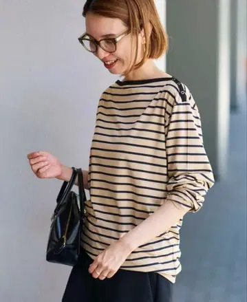 framework 숄더 스냅 보더 Tee F 베이지 x 블랙