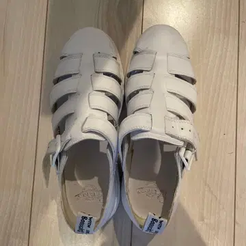 닥터마틴 가죽 스트랩 샌들 화이트