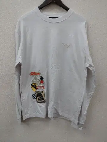 14 X-LARGE 패치 포함 화이트 긴팔 티셔츠