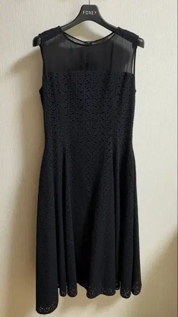 FOXEY 블랙 슬리브리스 원피스