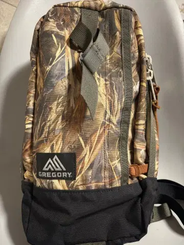 그레고리 스위치 슬링 숄더백 더트 카모 무늬