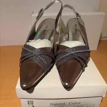 내추럴 컬러 브라운 슬링백 펌프스